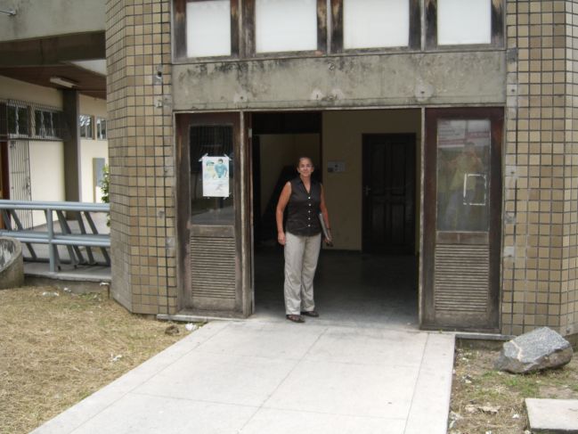  2006:11:08 11:58:43   016 Catherine at entrance to one of the geosciences buildings.jpg